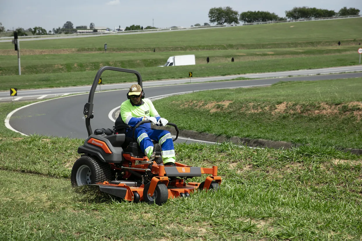 Pałąk ROPS chroni użytkownika przed wywróceniem Husqvarna ZTH Z560X